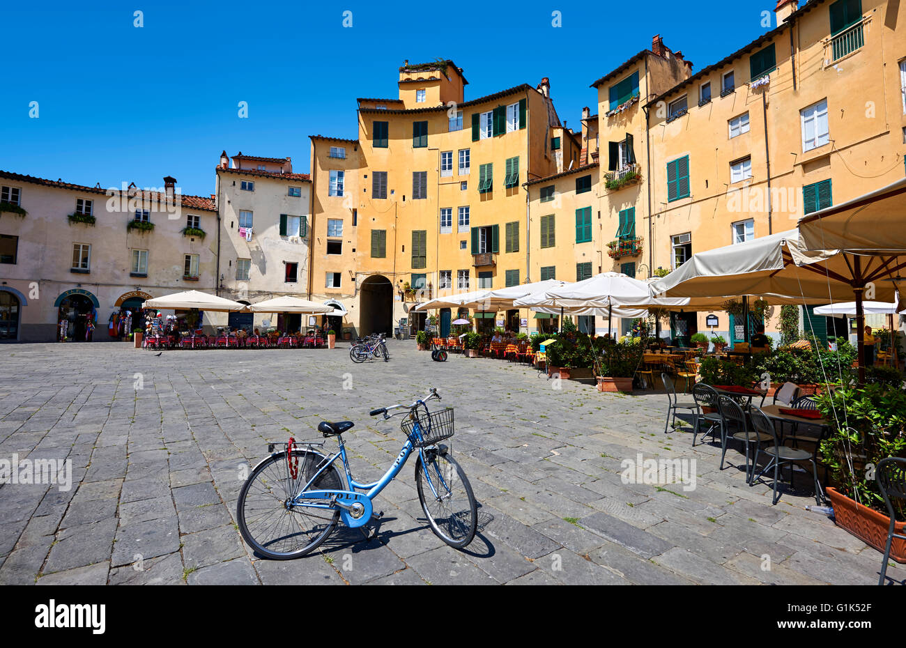 Fahrräder in die Piazza dell'Anfiteatro innerhalb der alten römischen Amphitheater von Lucca, Toskana, Italien Stockfoto