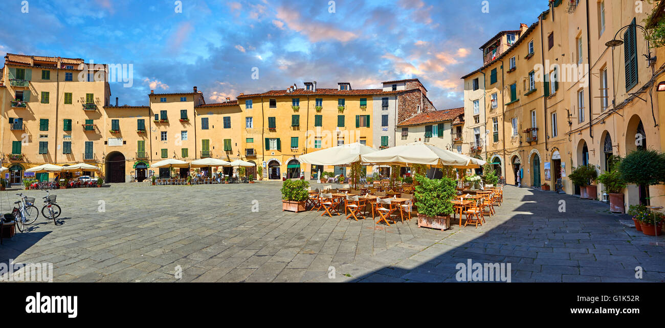 Piazza dell'Anfiteatro innerhalb der alten römischen Amphitheater von Lucca, Toskana, Italien Stockfoto