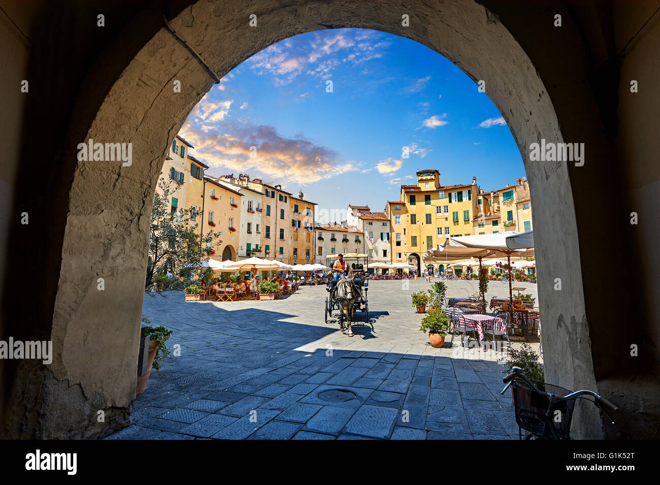 Piazza dell'Anfiteatro innerhalb der alten römischen Amphitheater von Lucca, Toskana, Italien Stockfoto