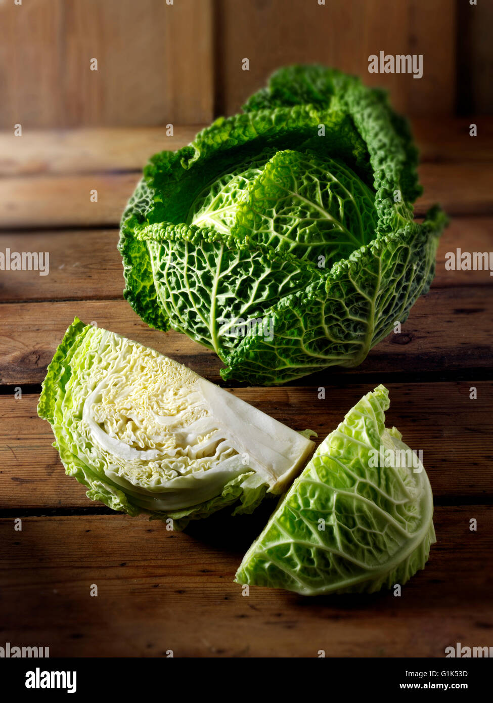 Frische ganze und geschnittene Curly Wirsing Blätter Stockfoto
