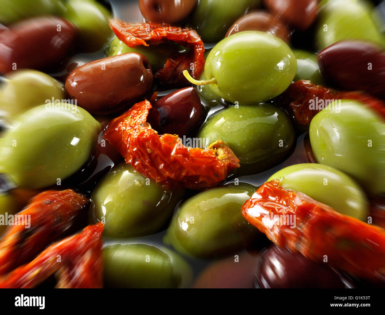 Frisch gemischt schwarz und grün & Kalamata Oliven Oliven in Öl mit Paprika Stockfoto