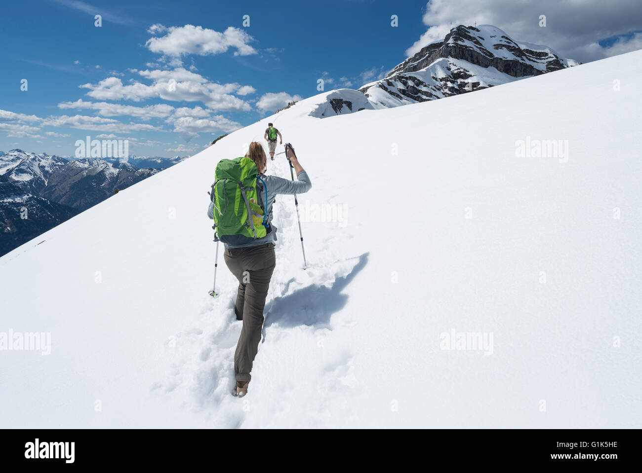 Zwei Bergsteiger Wanderung durch Schnee auf den Aufstieg auf den Gipfel des Mount Schafreiter im Karwendelgebirge, Tirol, Österreich Stockfoto