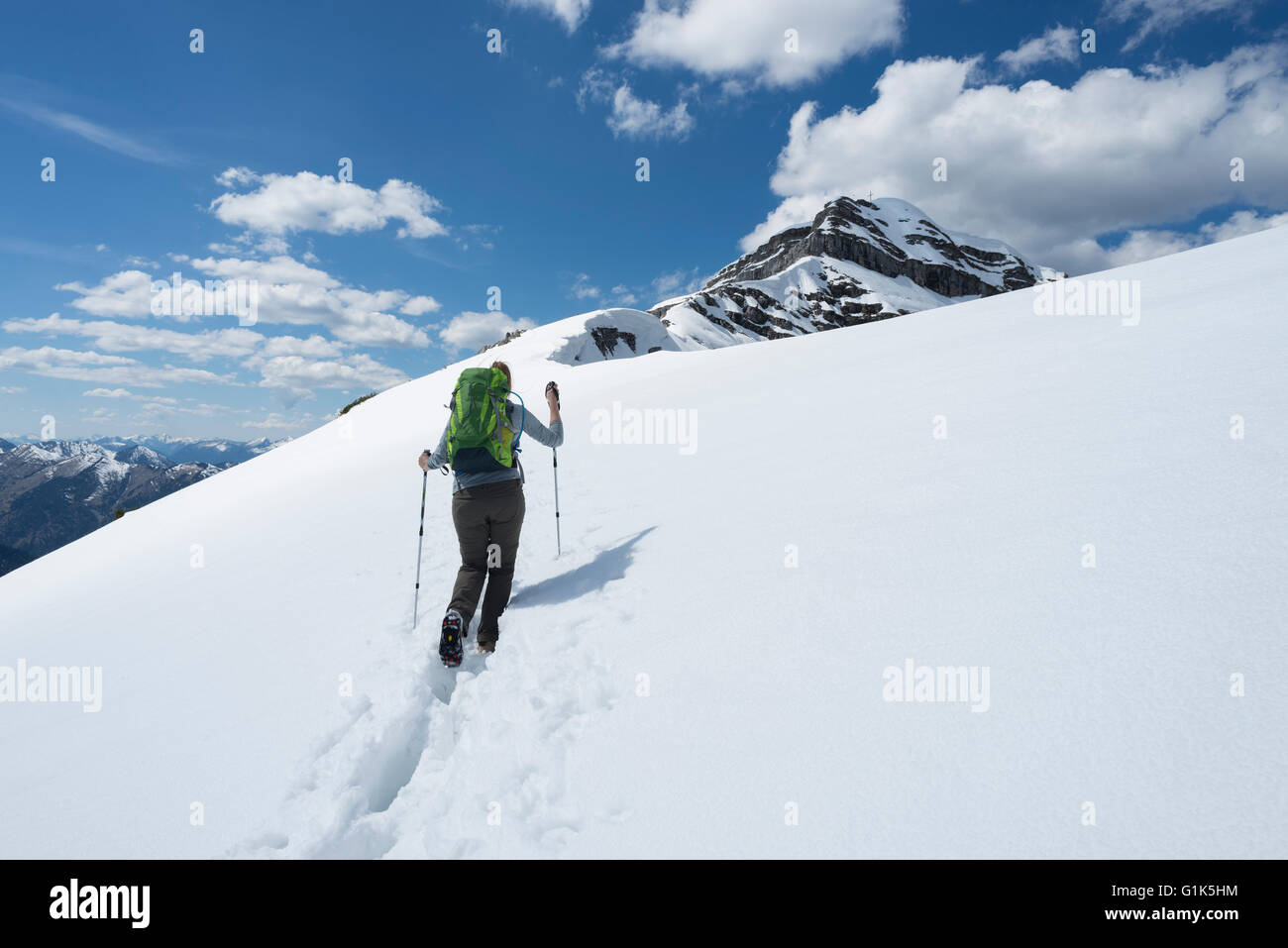 Weibliche Bergsteiger Wanderungen durch Schnee auf den Aufstieg auf den Gipfel des Mount Schafreiter im Karwendelgebirge, Tirol, Österreich Stockfoto