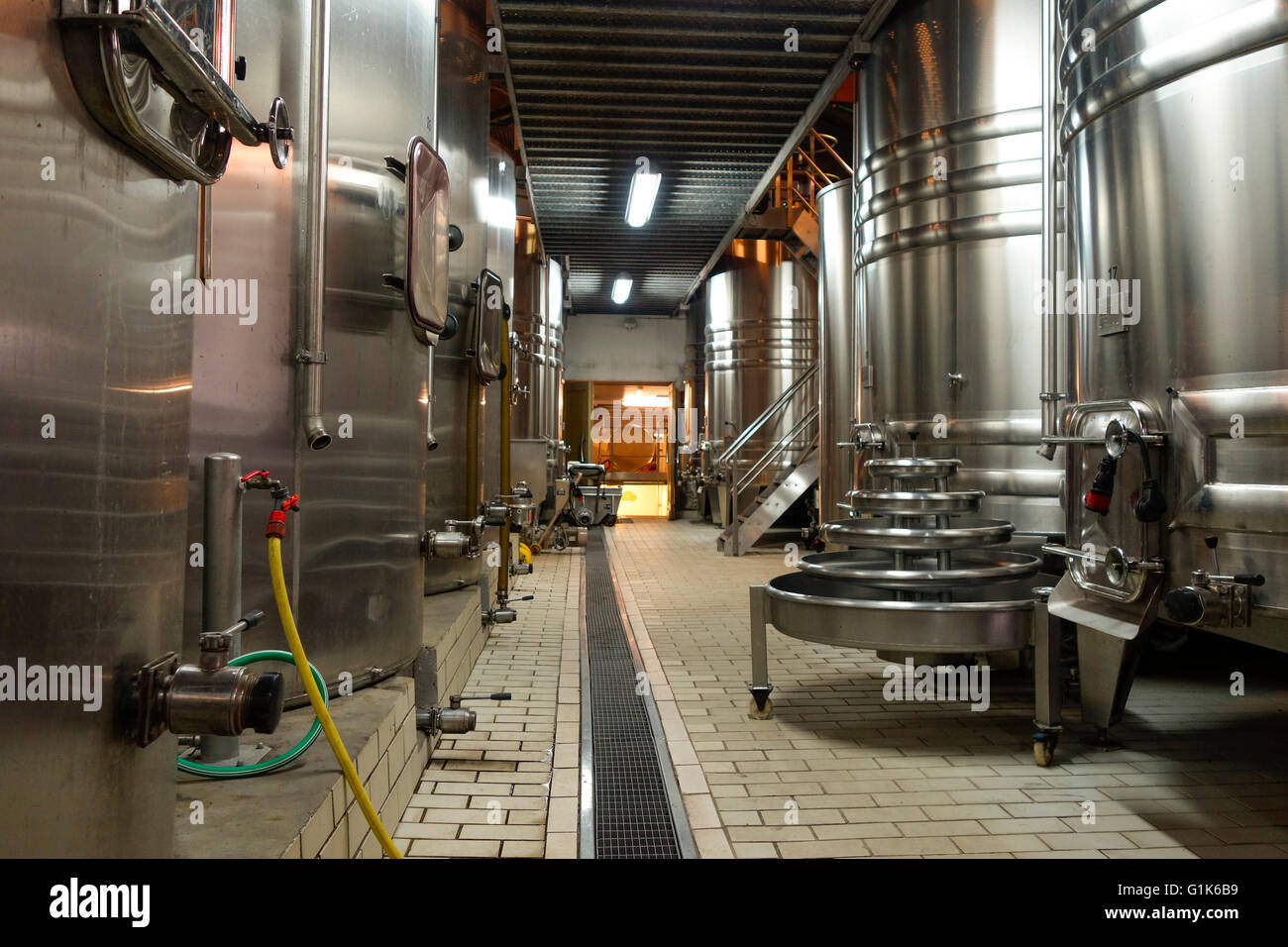 Edelstahl-Gärtanks für Cabernet Wein, Wein Weingut Château Carignan, Carignan de Bordeaux, Frankreich. Stockfoto