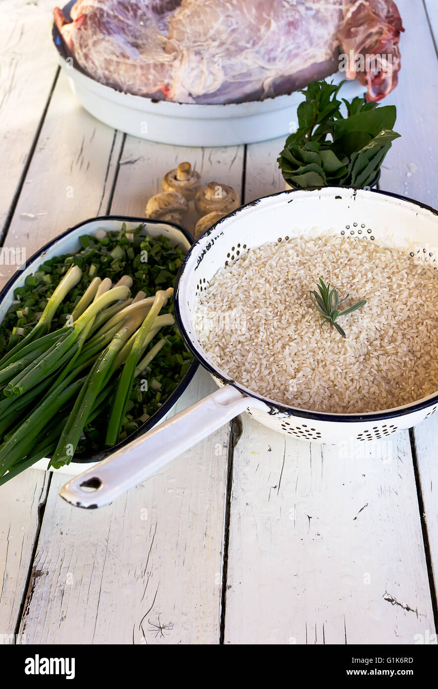 Vorbereitung der ganze rohe Opferlamm für Ostern im Tray mit Reis, Minze und Frühlingszwiebeln Stockfoto