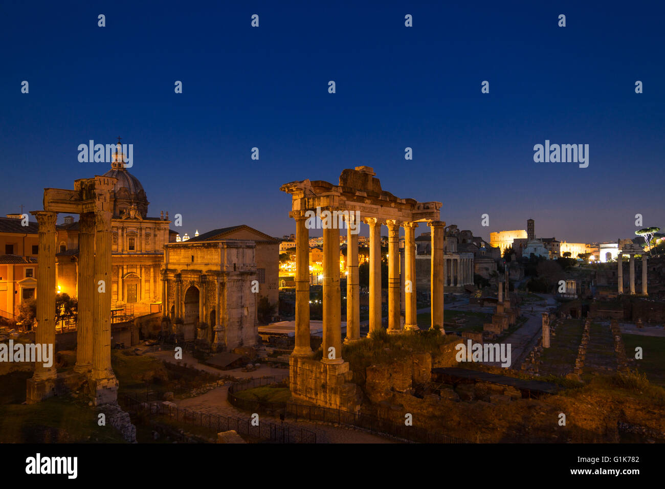Dämmerung auf dem Forum Romanum, Rom, Italien Stockfoto