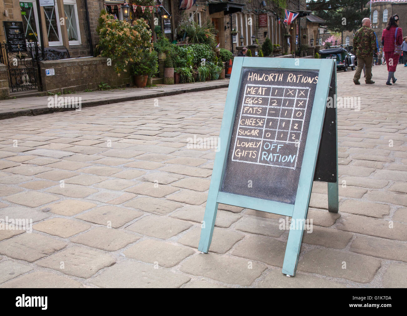 Zeichen für Geschenke am Keighley & Worth war Time Weekend. Haworth Village, Liste der Kriegsritationen an der Tafel, Yokrshire, Großbritannien Stockfoto