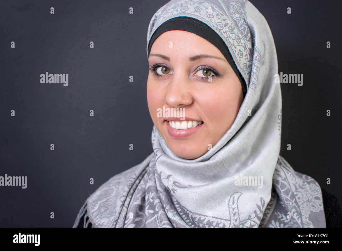 Porträt der schönen Muslimin in Hijab lächelnd Stockfoto