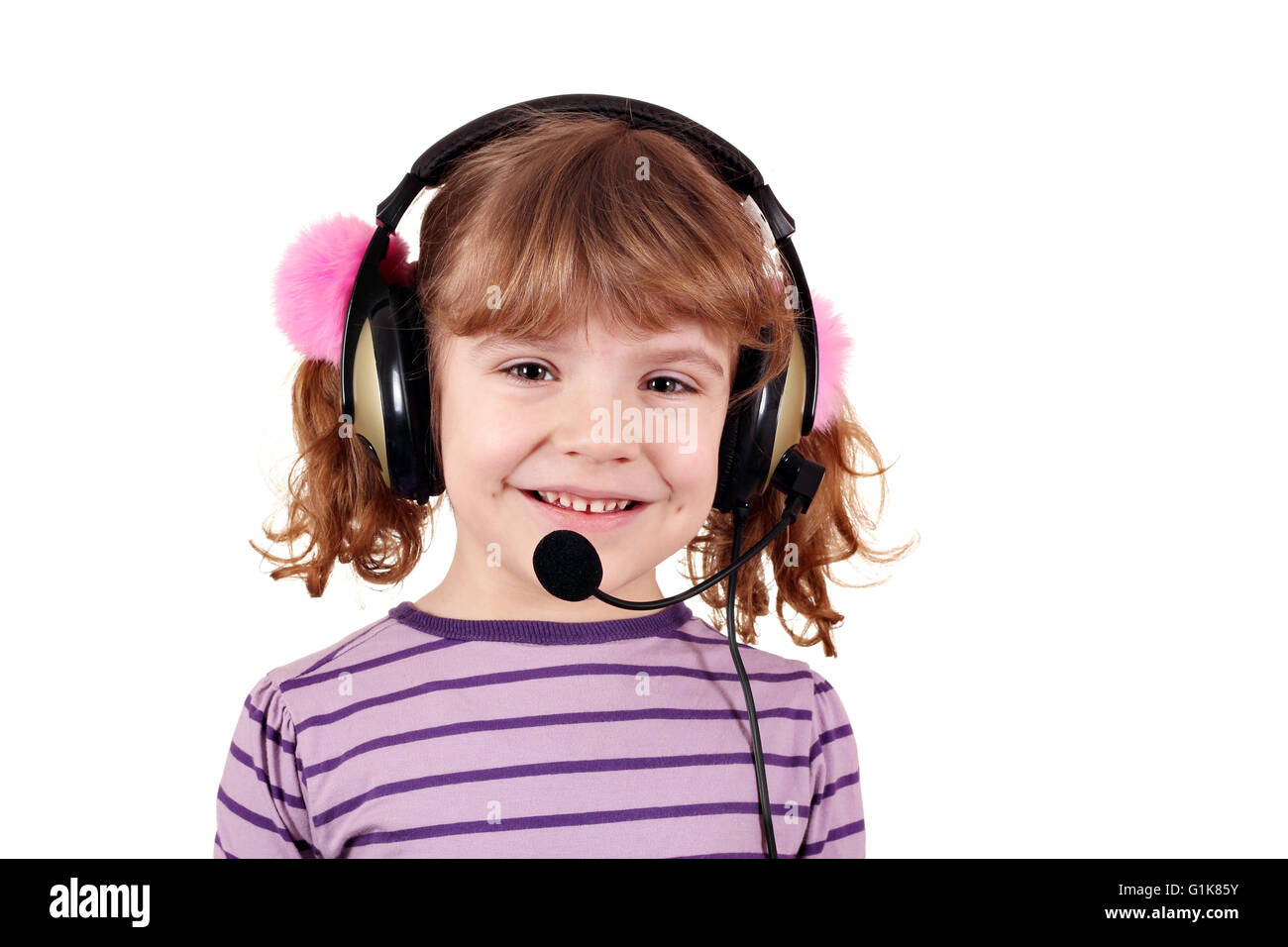 glückliche kleine Mädchen mit Kopfhörern Porträt Stockfoto