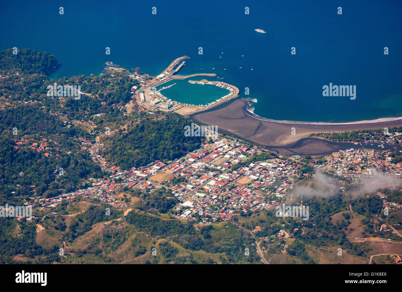 QUEPOS, COSTA RICA - Luftaufnahme der Stadt Quepos, Marina und Pazifischen Ozean. Stockfoto