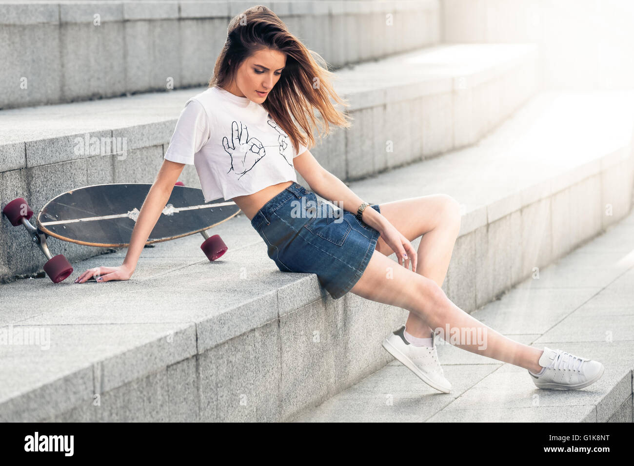 Outdoor Portrait von ziemlich stilvolle Mode Mädchen Spaß Stockfoto