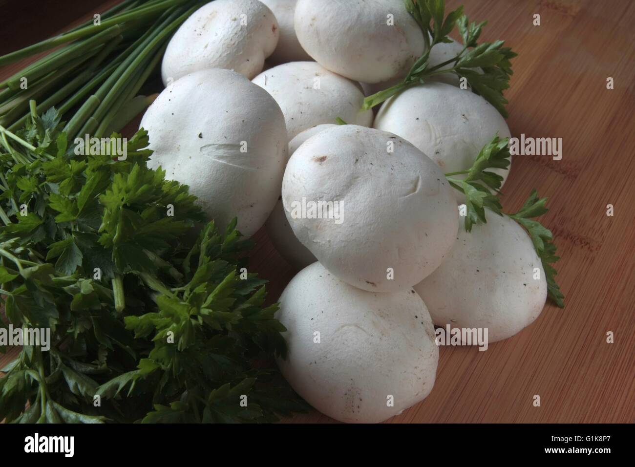 Weiße Champignons, Portobello Pilze am Holztisch Stockfoto