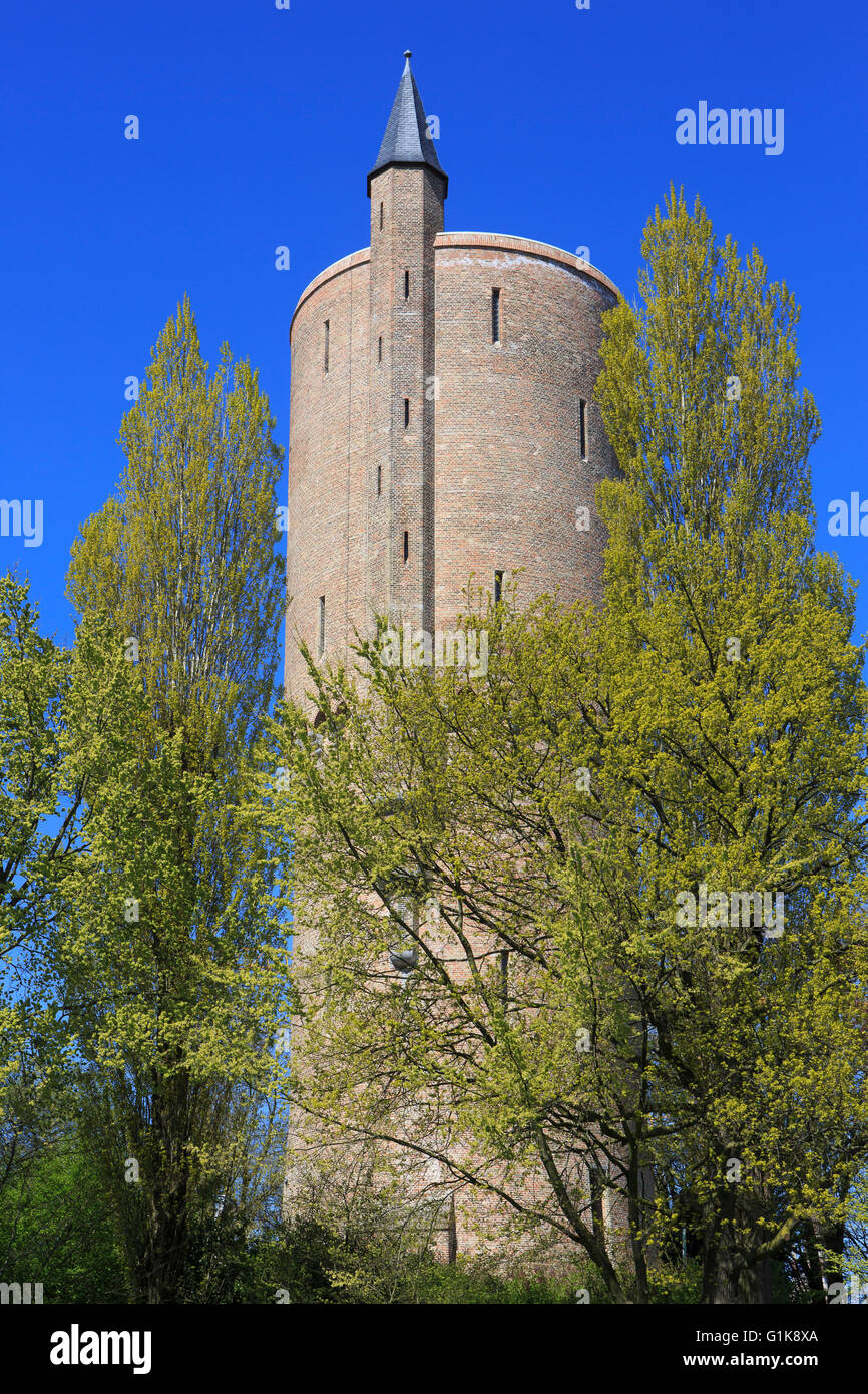 Wasserturm (1925) im mittelalterlichen Stil auf der Gentpoortvest in Brügge, Belgien Stockfoto
