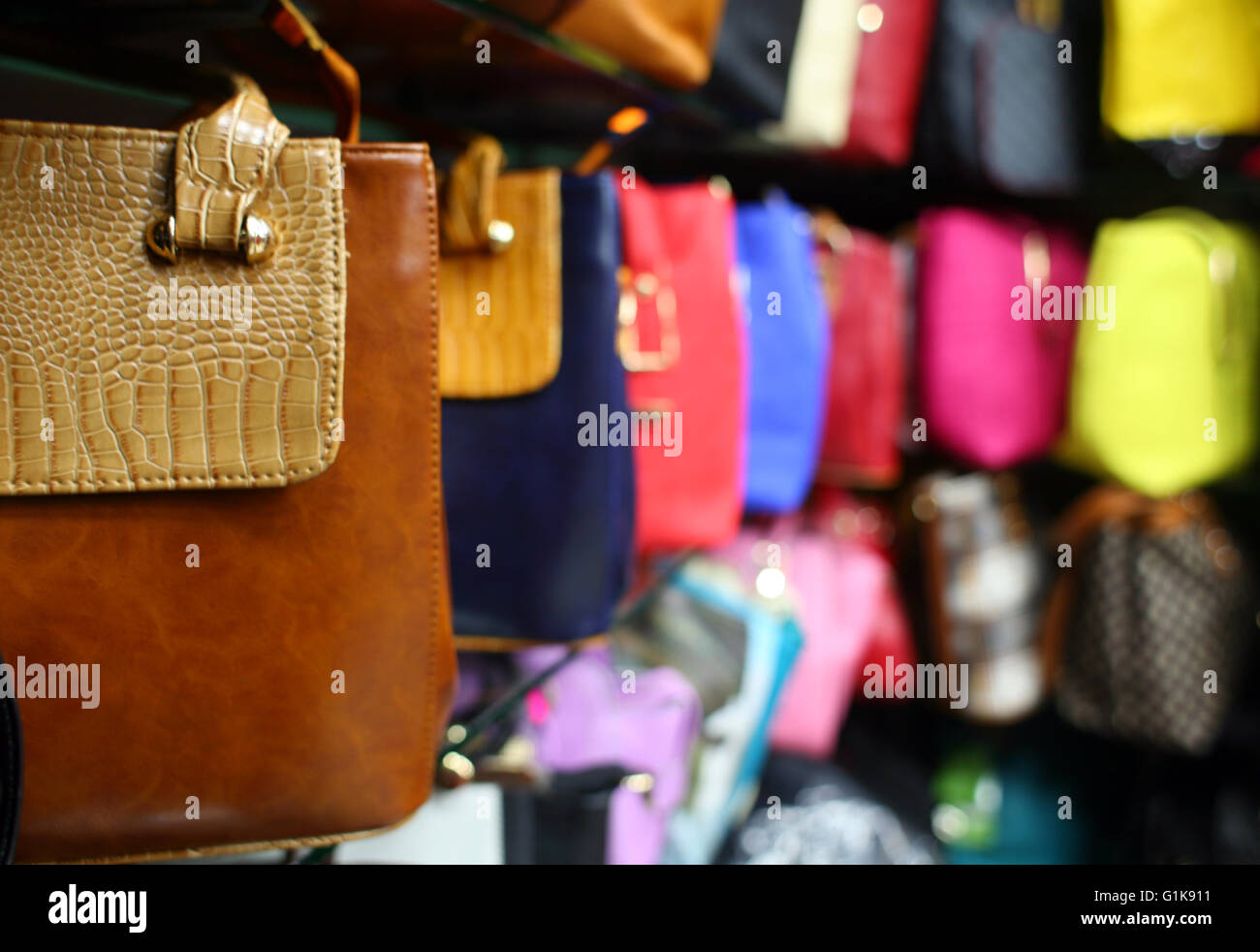 neue bunte Frau Ledertasche am Markt zu verkaufen Stockfoto