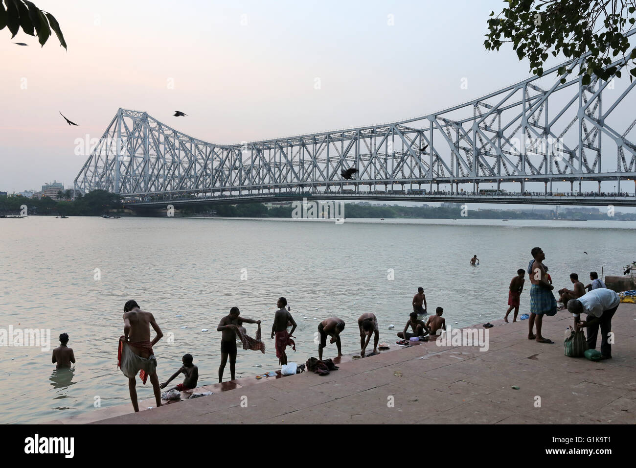 Menschen Baden am Hooghly River in der Nähe der Howrah Brücke in Kolkata, Indien. Stockfoto