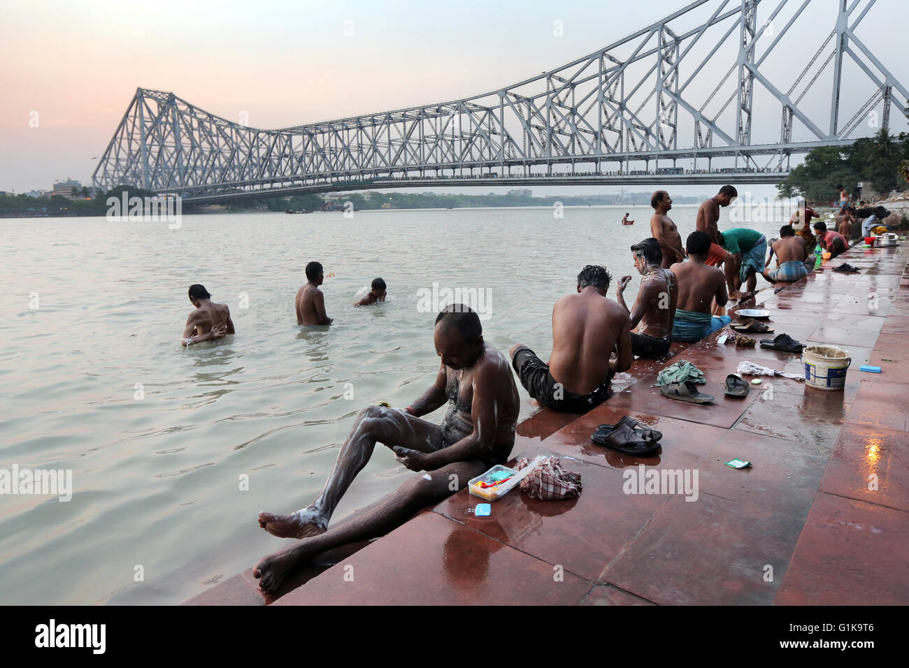 Menschen Baden am Hooghly River in der Nähe der Howrah Brücke in Kolkata, Indien. Stockfoto