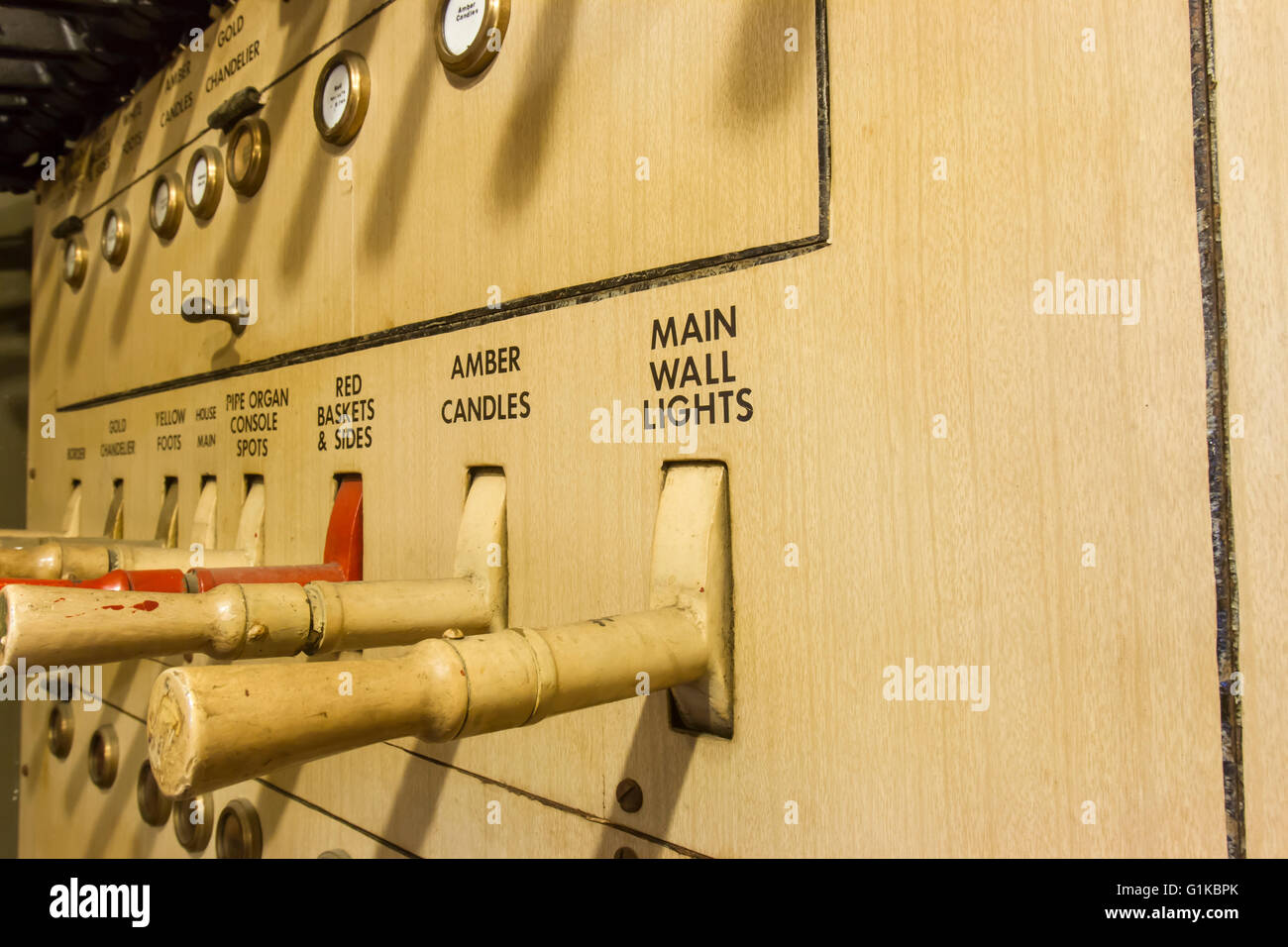 Hölzernen Handels auf Vintage light Control Panel. Stockfoto