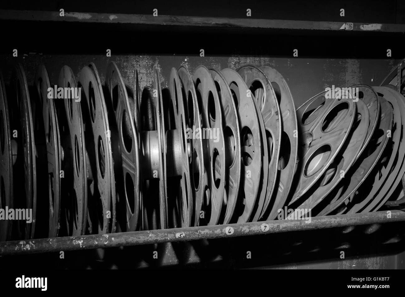Rack mit antiken erlesene Film Spulen in schwarz und weiß. Stockfoto