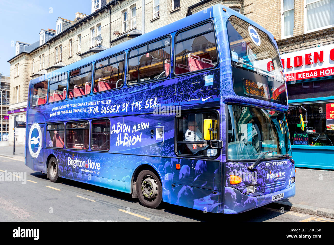 Brighton Bus lackiert In den Farben der lokalen Fußball-Team (Brighton & Hove Albion FC) Hove, Sussex, Großbritannien Stockfoto