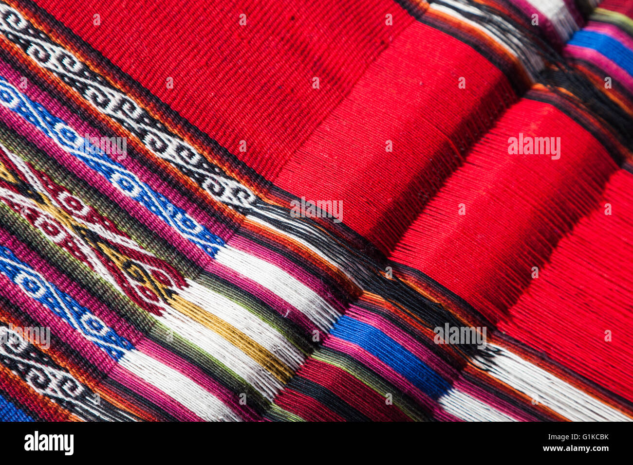 Abstraktes Bild von Hand gewebte Tischläufer im Dorf Chinchero, Peru Stockfoto