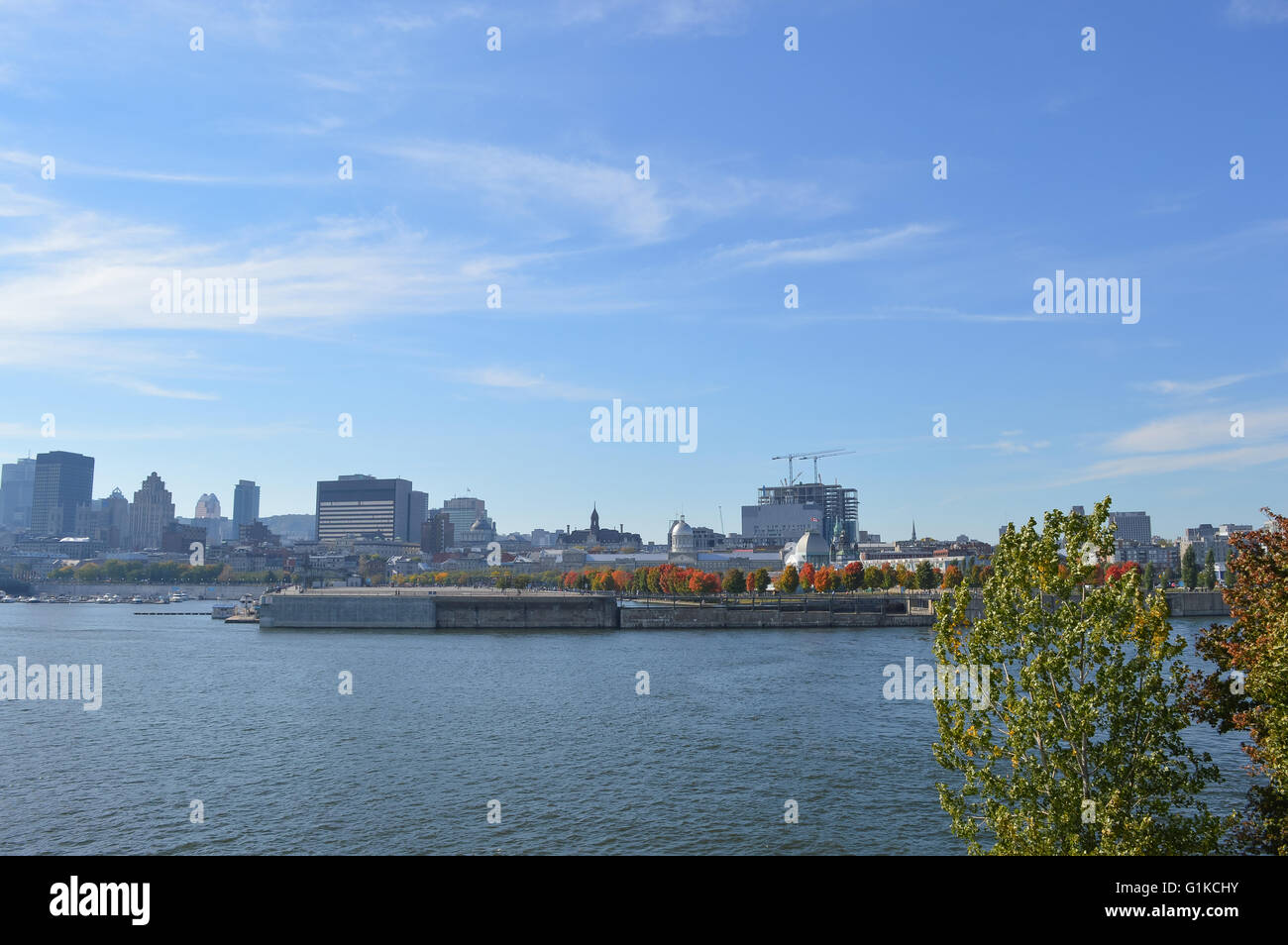 Skyline von Montreal am alten Hafen, Montreal, Quebec, Kanada. Menschen können in gesehen werden. Stockfoto