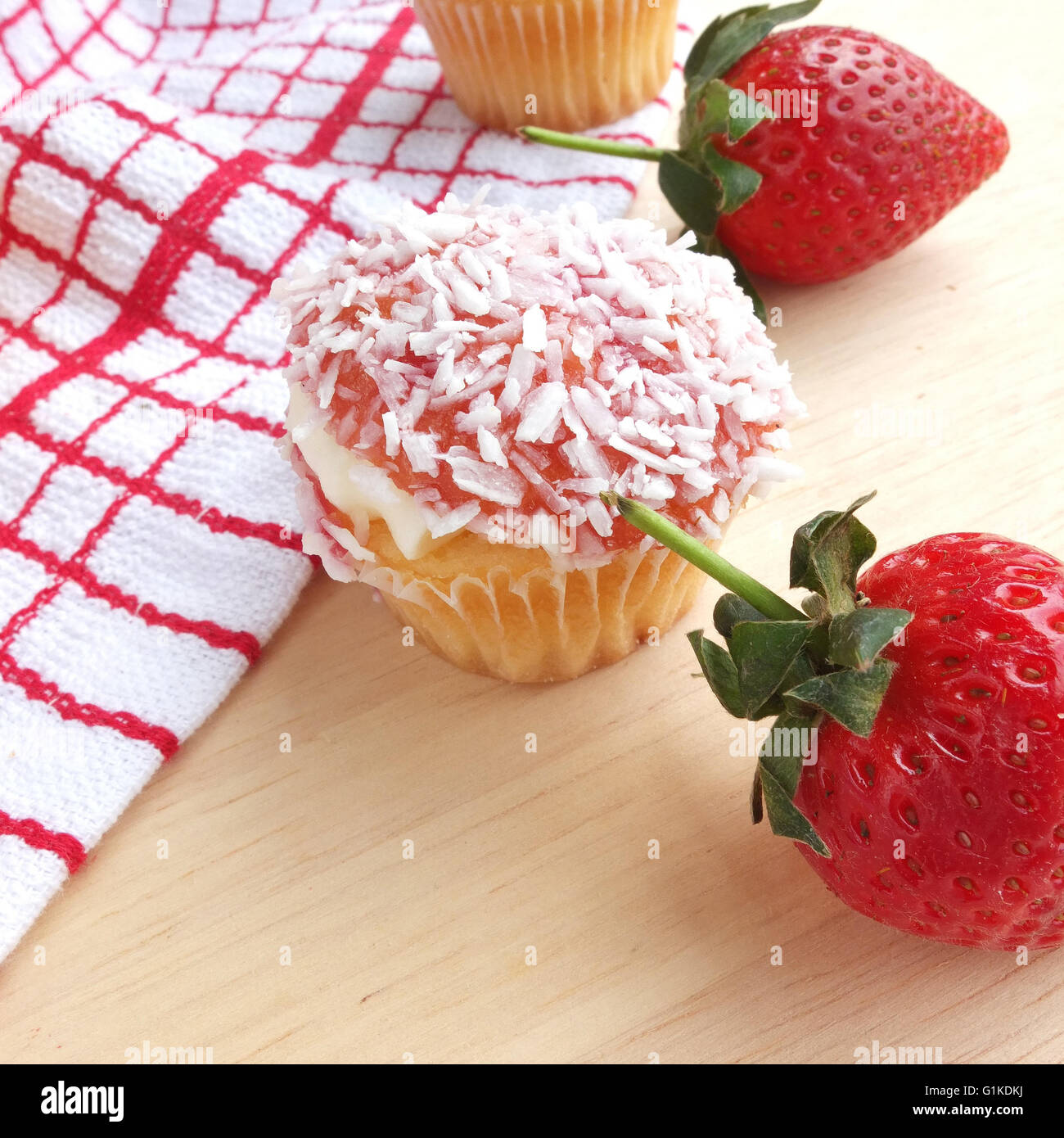 winzige Cupcake & Erdbeeren Stockfoto