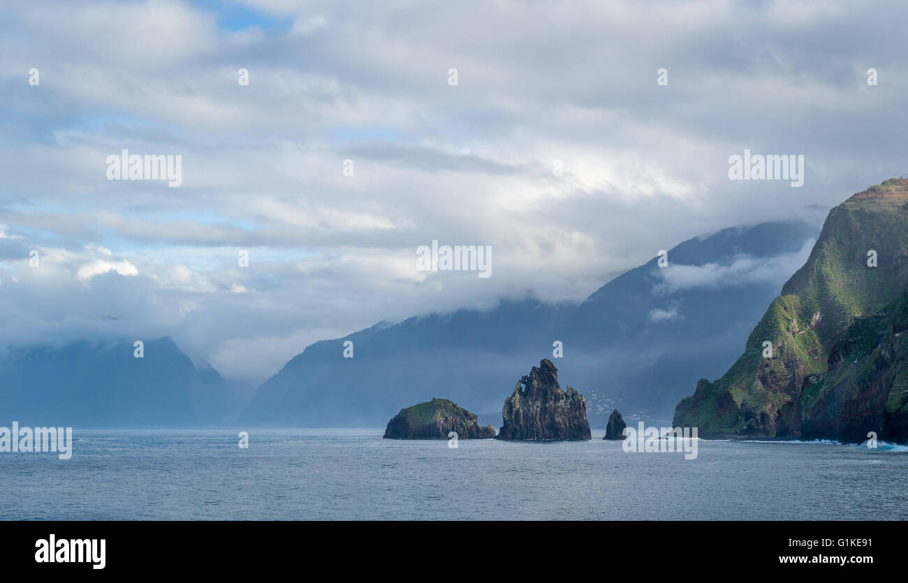 Felsen und Inseln im Atlantischen Ozean Landschaft Stockfoto