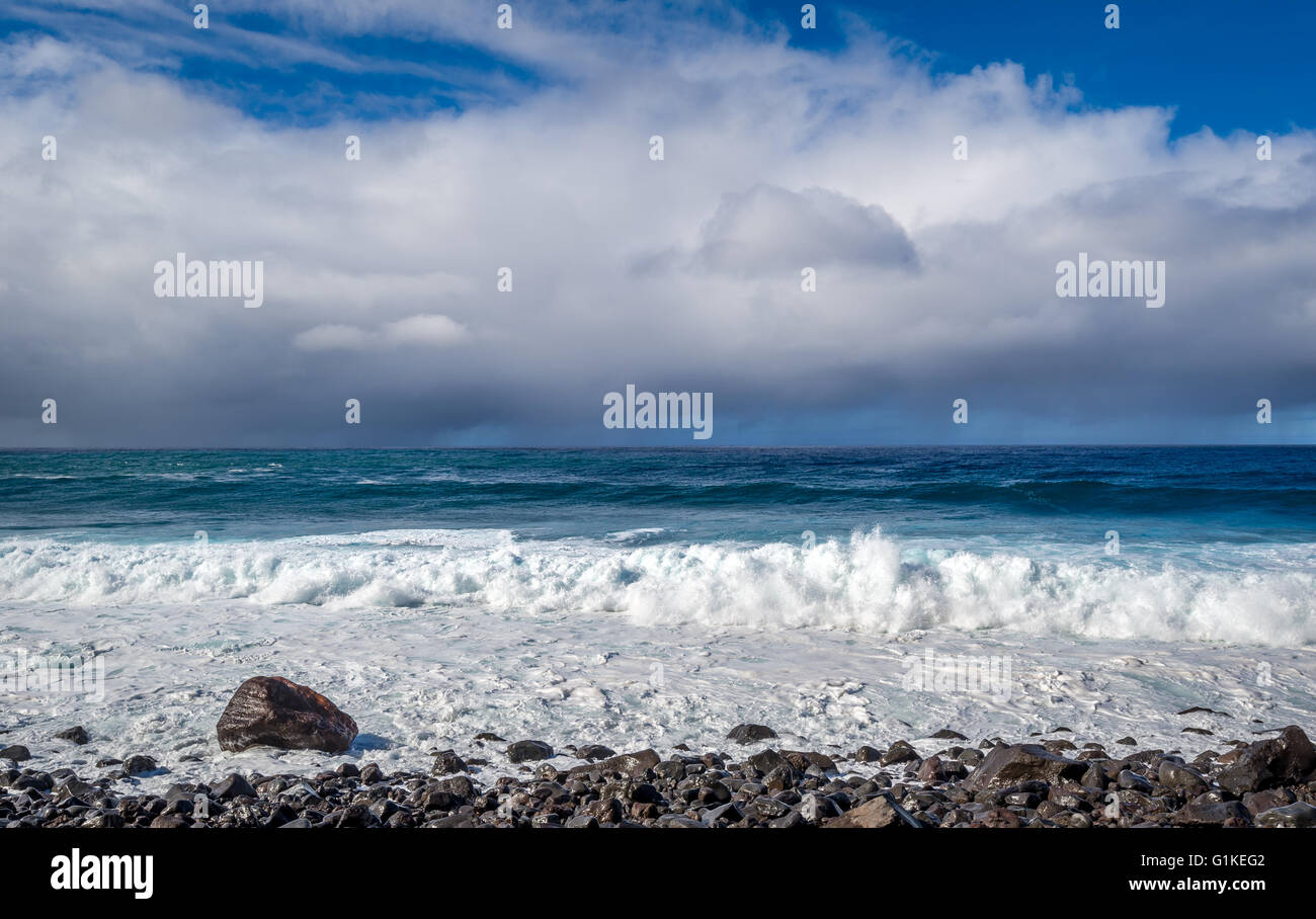 Atlantischen Ozeanwellen Plätschern an den Stein Strand Calhau Das Achadas, Madeira Stockfoto