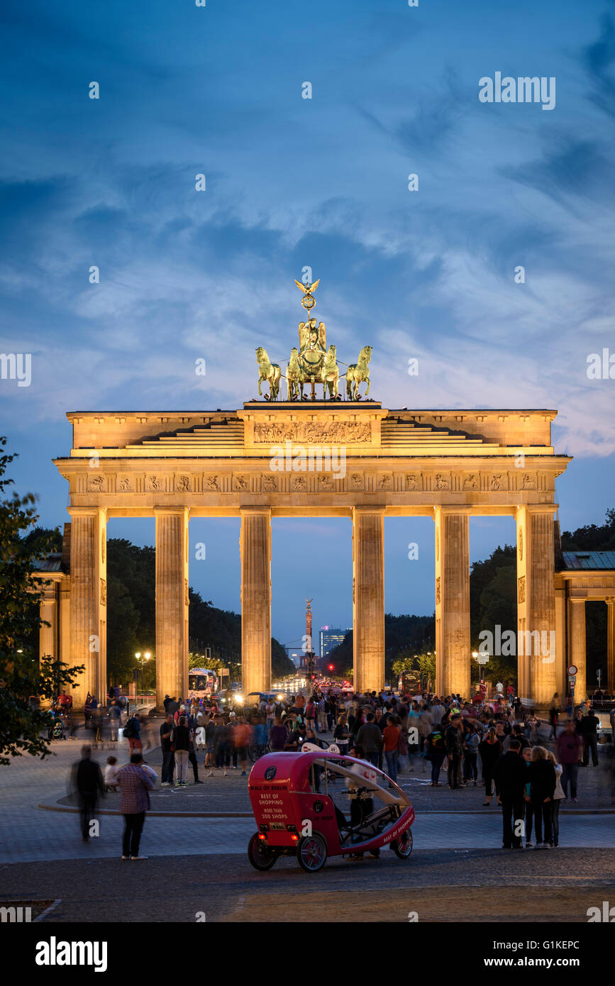 Berlin. Deutschland. Das Brandenburger Tor ist nachts beleuchtet. Stockfoto