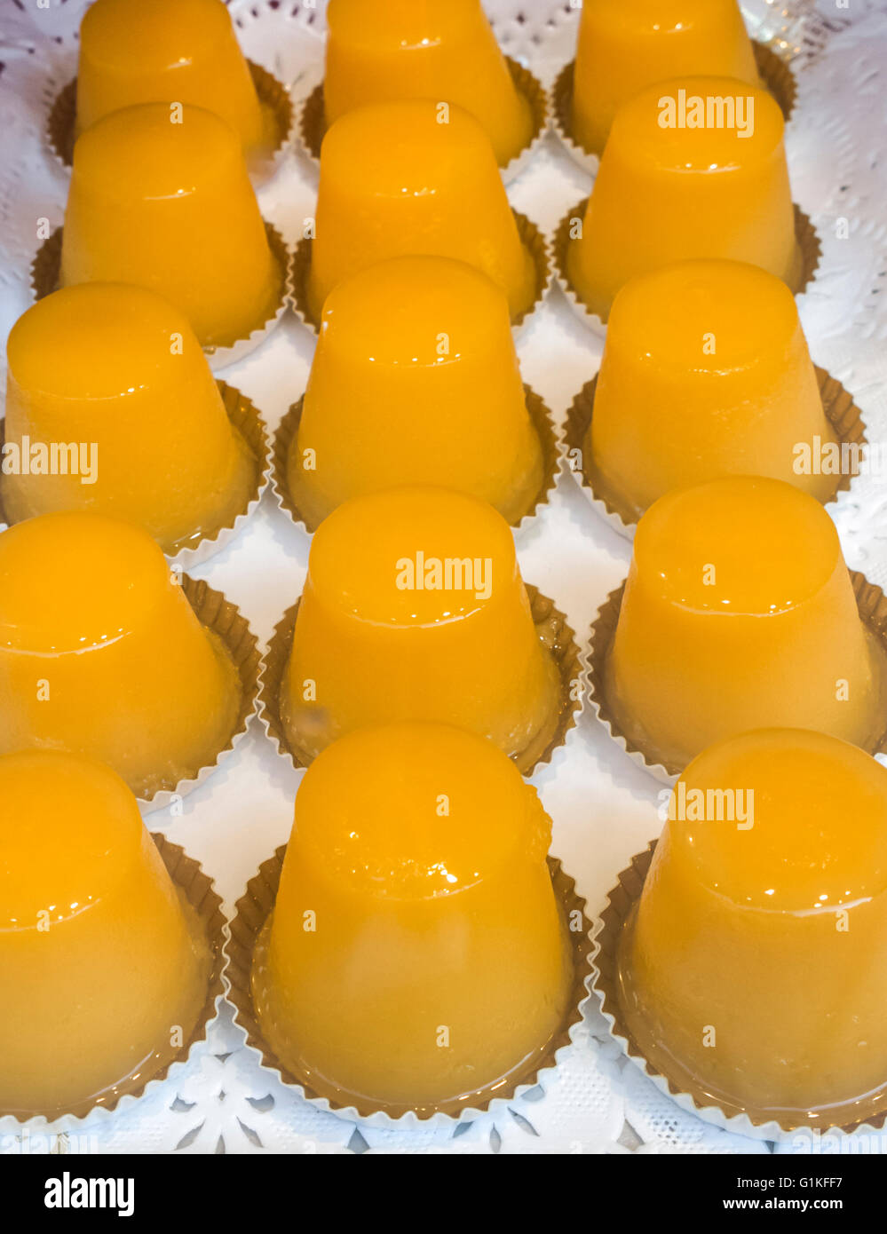 Scheiben von ein traditionelles Dessert "Speck vom Himmel", hergestellt aus Eiern Stockfoto