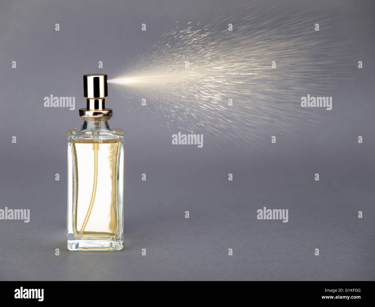 Flasche Parfüm besprühen Stockfotografie - Alamy