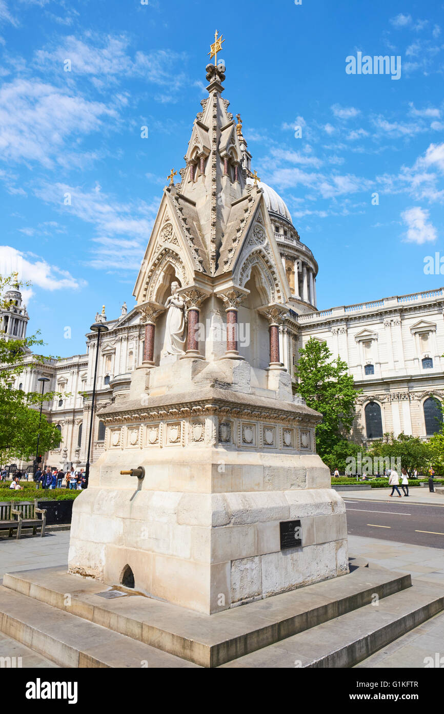 Str. Lawrence und Mary Magdalene Trinkbrunnen entworfen von John Robinson Carter Lane Gardens London UK Stockfoto
