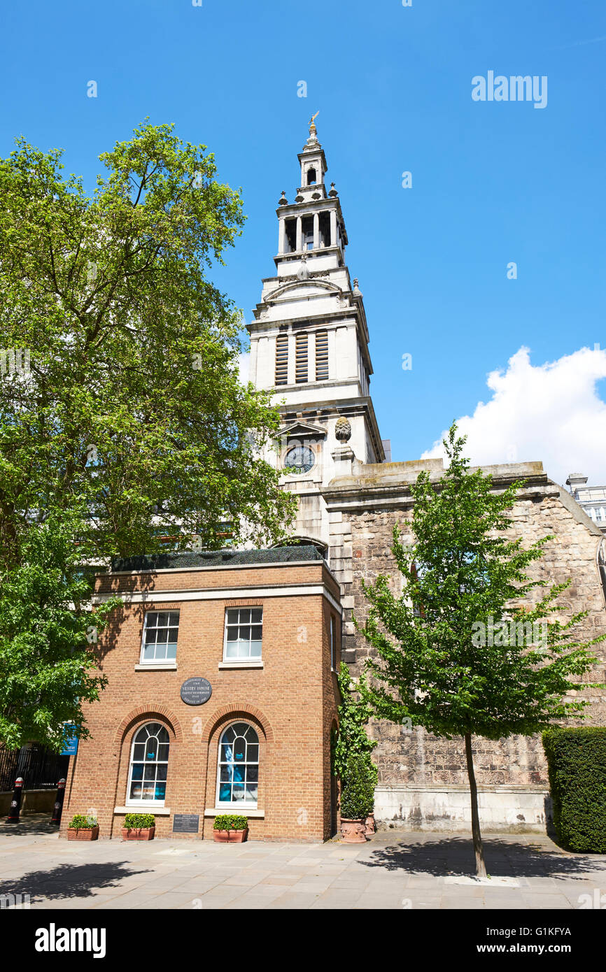 Sakristei Haus mit Turm von Christchurch Greyfriars hinter Newgate Street London UK Stockfoto