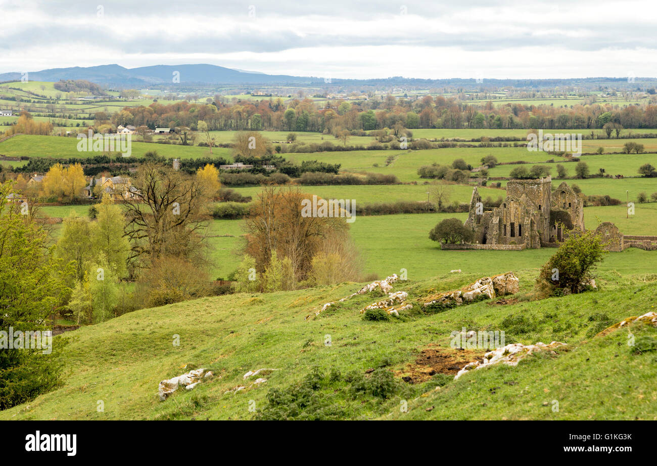 Blick auf Hore Abbey aus dem irischen Schloss, der Rock of Cashel, auch bekannt als die Könige & St. Patrick's Rock Cashel, Tipperary, Irland. Stockfoto