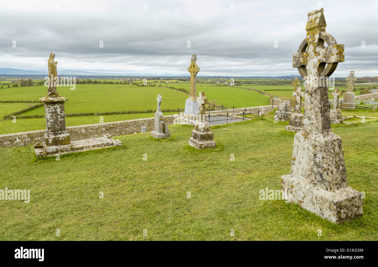 Irische hohe Kreuze mit keltischen Motiven bei der Rock of Cashel, auch bekannt als die Könige & St. Patrick's Rock Cashel, Tipperary, Irland. Stockfoto