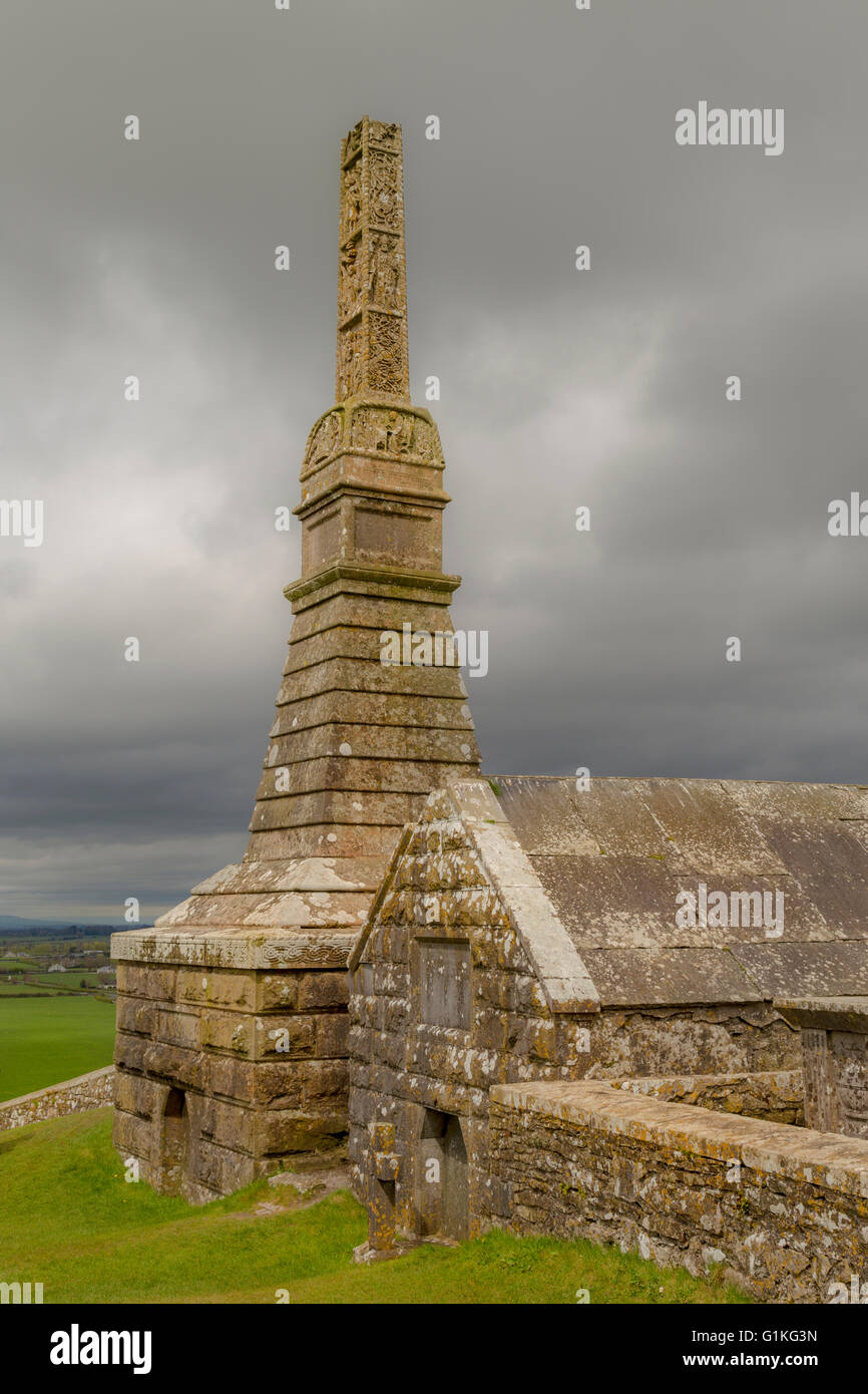 Irische hohe Kreuz mit keltischen Motiven bei der Rock of Cashel, auch bekannt als die Könige & St. Patrick's Rock Cashel, Tipperary, Irland. Stockfoto