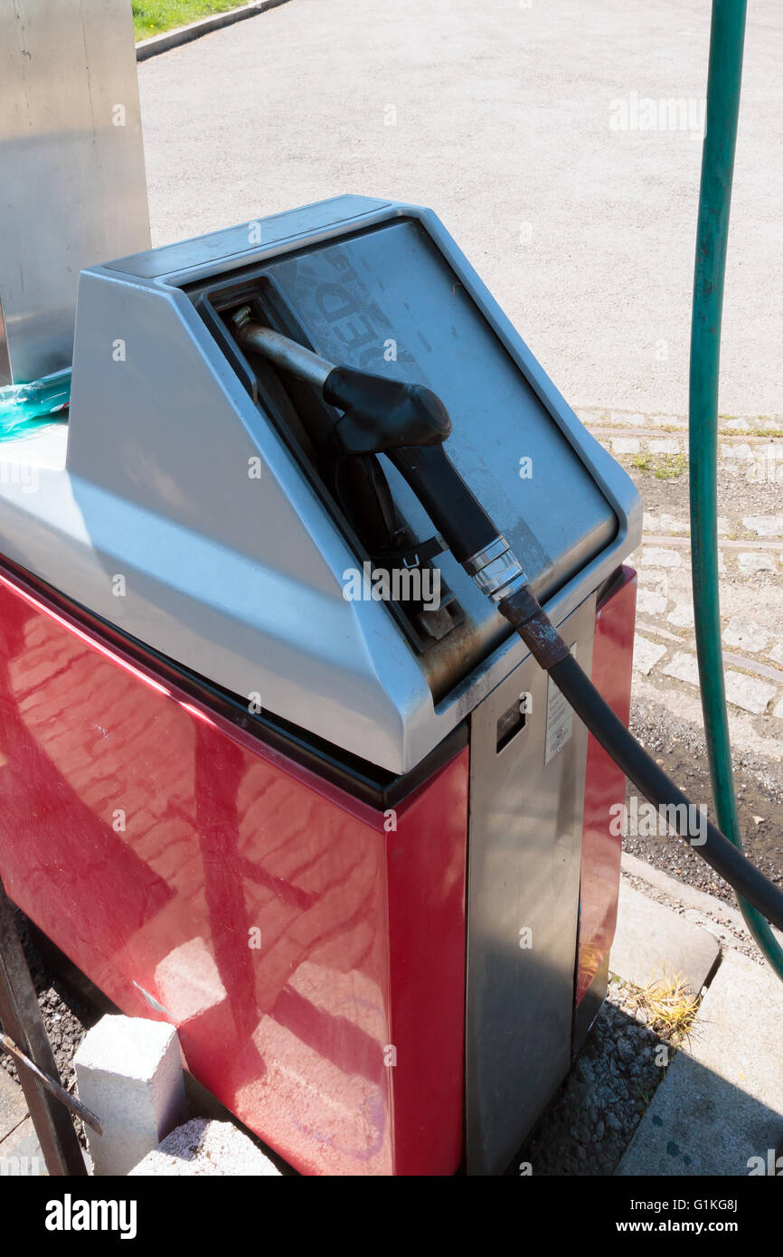 Roten Dieselpumpe für liefert gefärbten Dieselöl für landwirtschaftliche eingetragen oder Baufahrzeuge wie Traktoren und Bagger Stockfoto