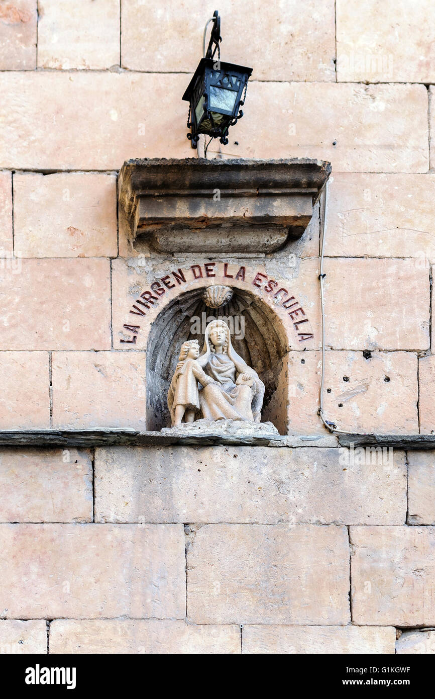 Skulptur der Madonna mit Kind in der Fassade eines Gebäudes von der Stadt Salamanca, Kastilien und Leon, Spanien. Stockfoto