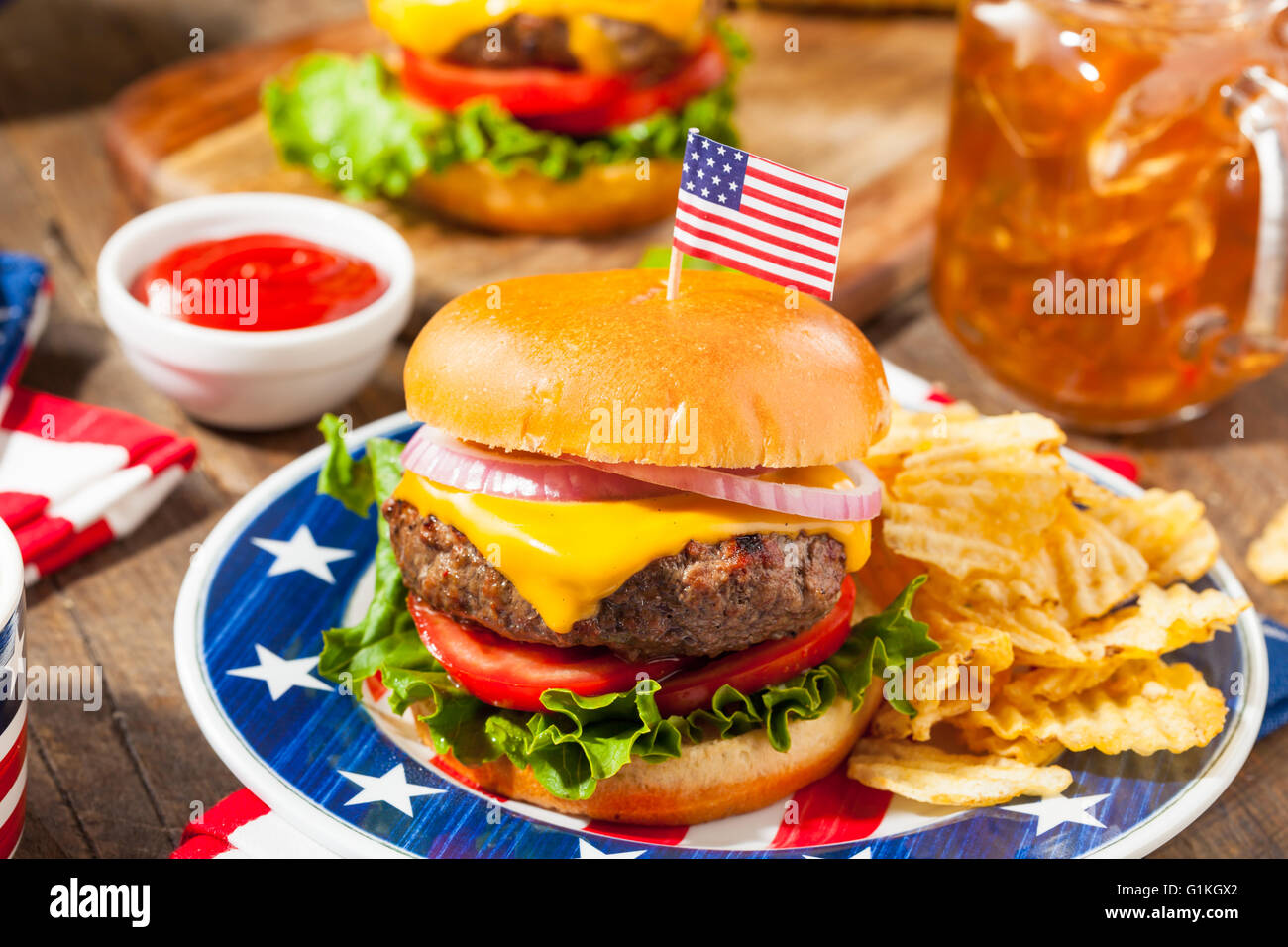 Hausgemachte Memorial Day Hamburger Picknick mit Pommes Frites und Obst Stockfoto
