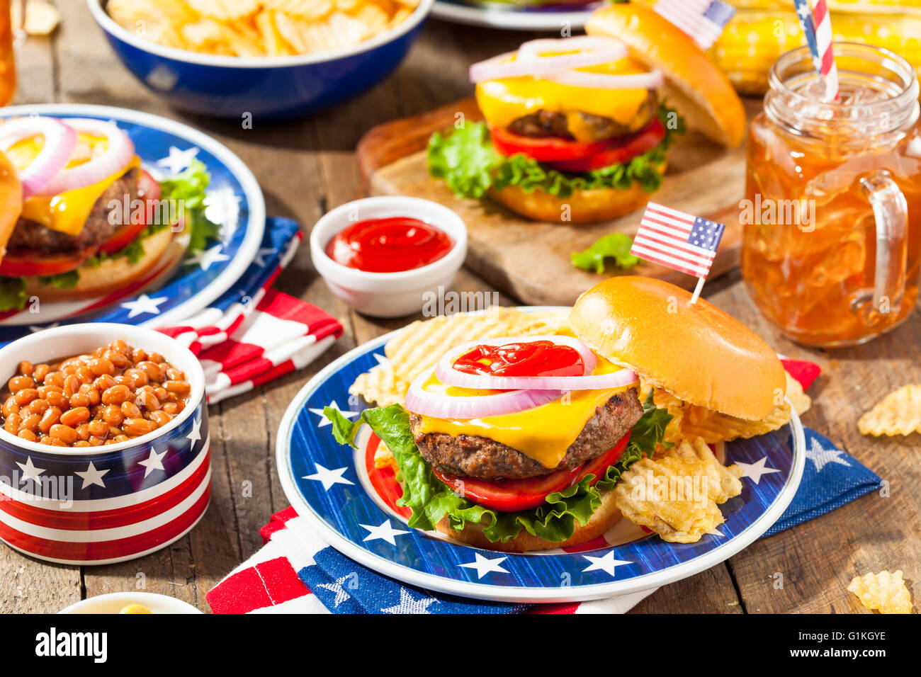 Hausgemachte Memorial Day Hamburger Picknick mit Pommes Frites und Obst Stockfoto