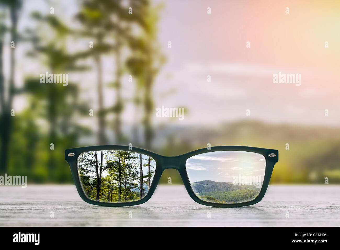 Brille Fokus Hintergrund aus Holz - stock Bild Stockfoto