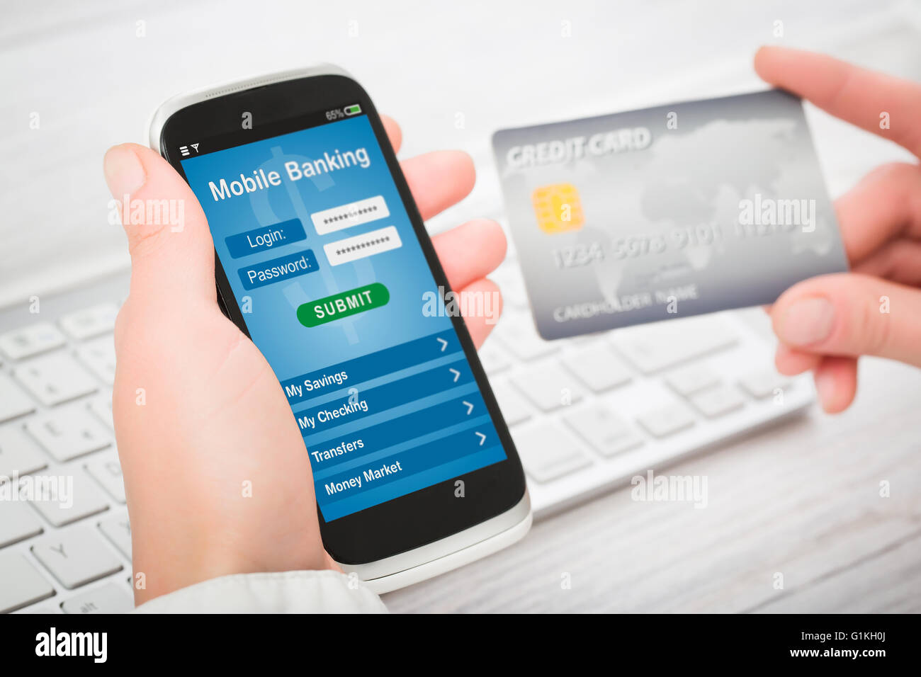 Frau mit Smartphone mit mobile-Banking-Anwendung auf einem Bildschirm. Stockfoto