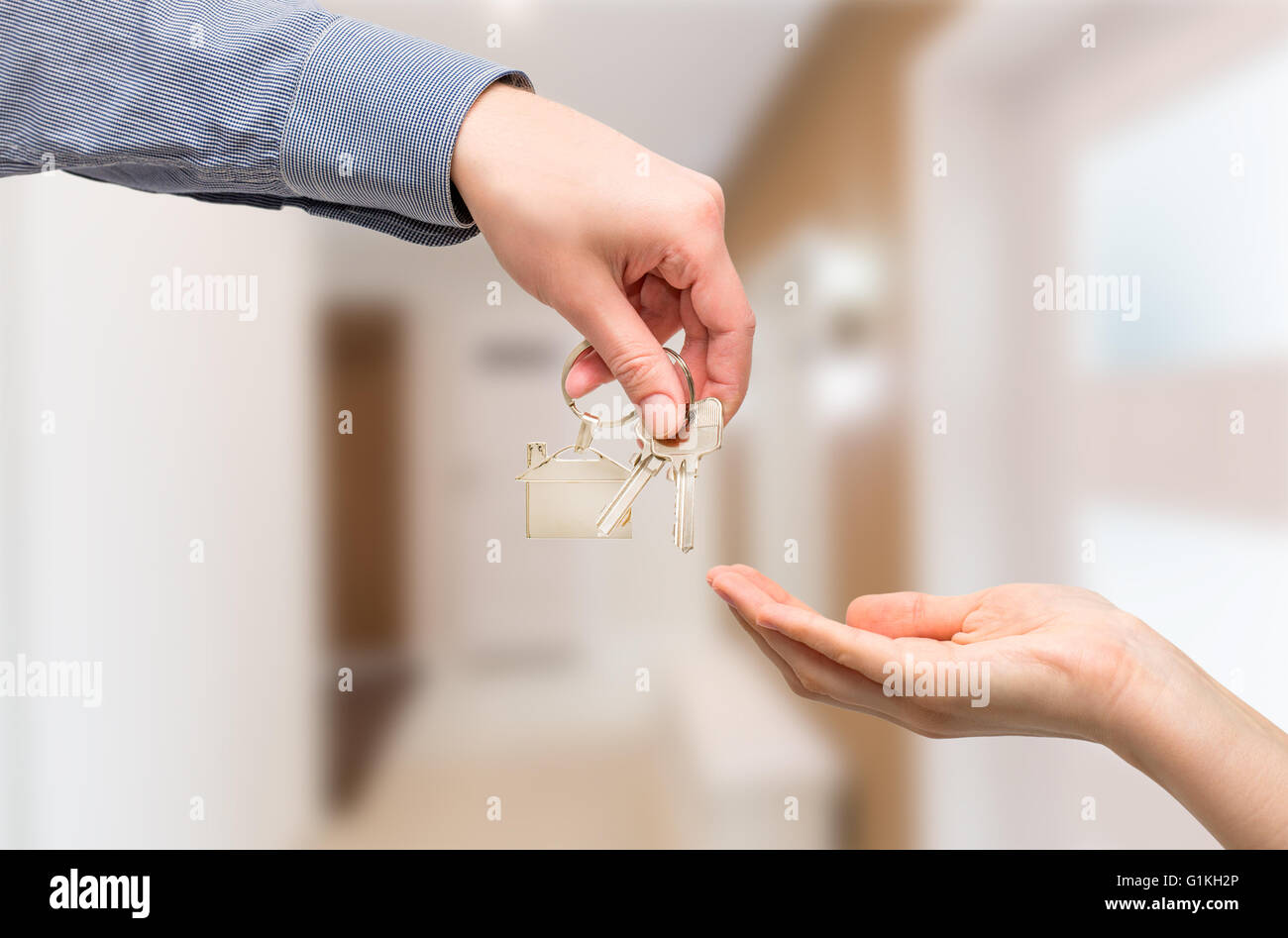 Schlüssel nach Hause kaufen Verkauf Hand Besitzer Geschäftszone real Haus - stock Bild Stockfoto