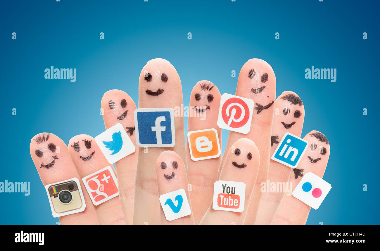 Bełchatów, Polen - 31. August 2014: Glückliche Gruppe von Finger-Smileys mit populären social-Media-Logos auf Papier gedruckt und geklebt Stockfoto