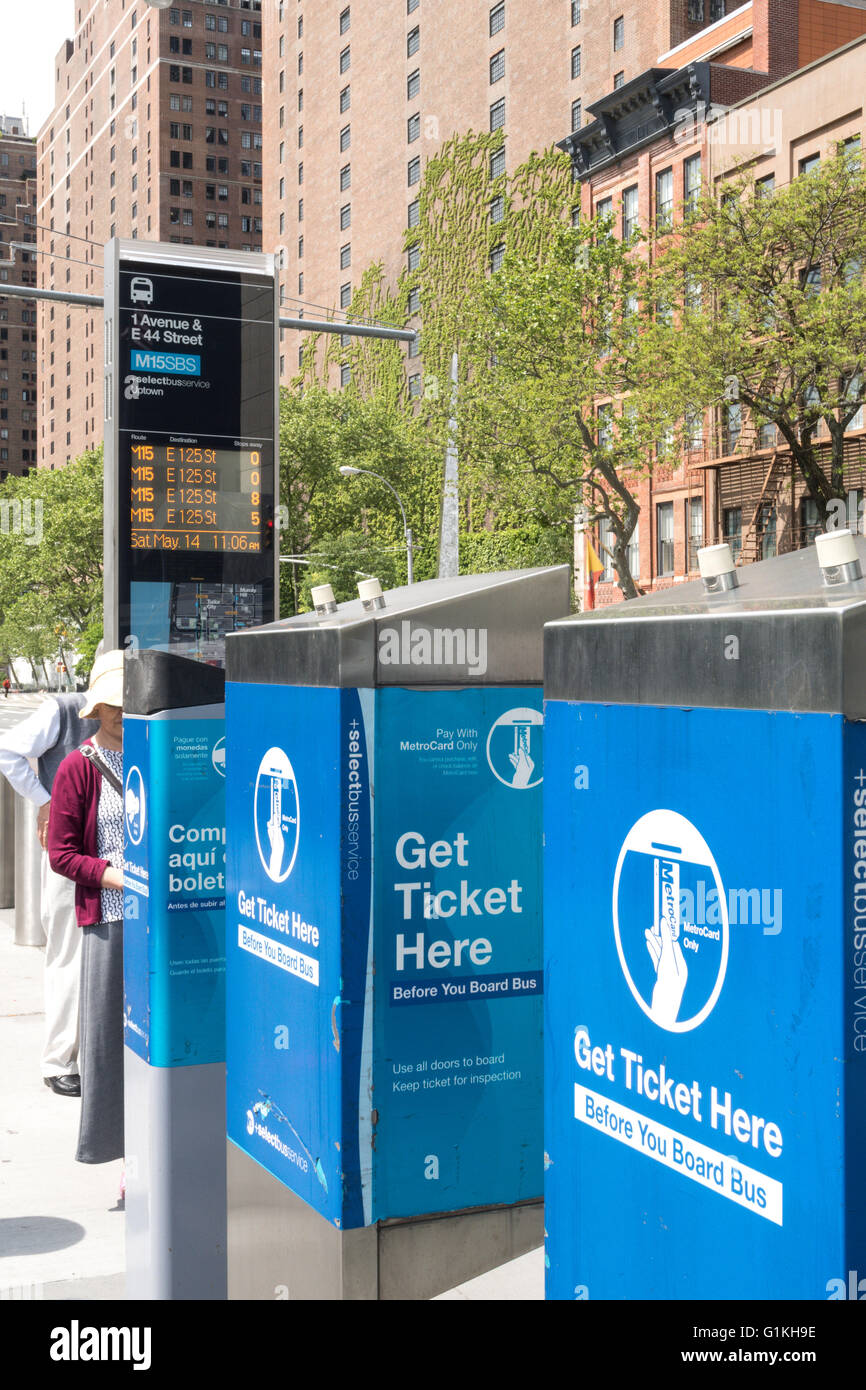 Bushaltestelle am 1 Avenue & E. 44th Street, NYC Stockfoto