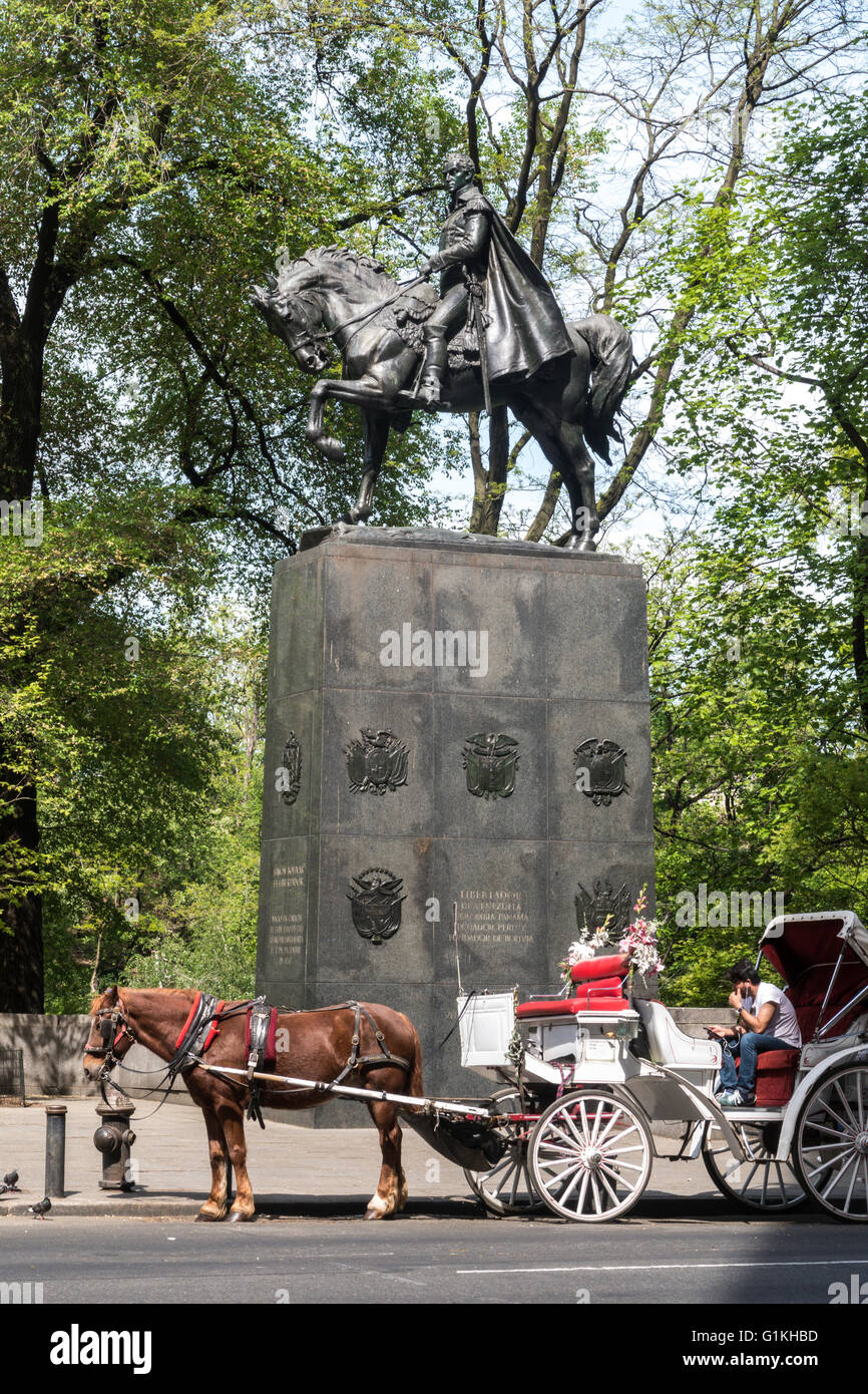 Simon Bolivar Statue und Pferd Kutschfahrt, Central Park, New York, USA Stockfoto