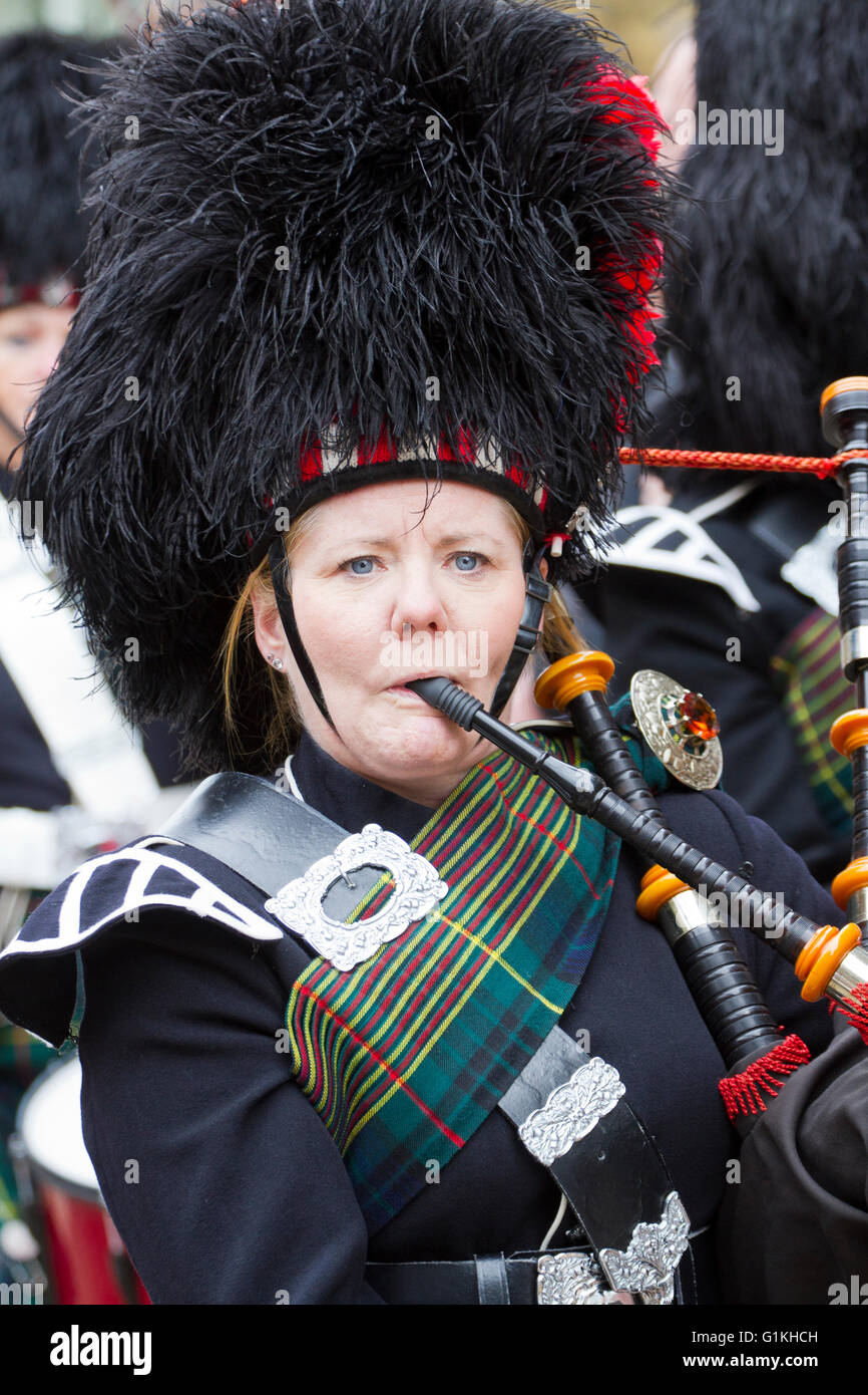 Weiblich, Scottish Pipe spielen beim Event in Haworth, Yorkshire, Großbritannien Stockfoto