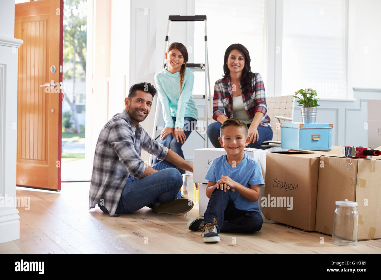 Porträt der hispanische Familie Umzug in neues Zuhause Stockfoto