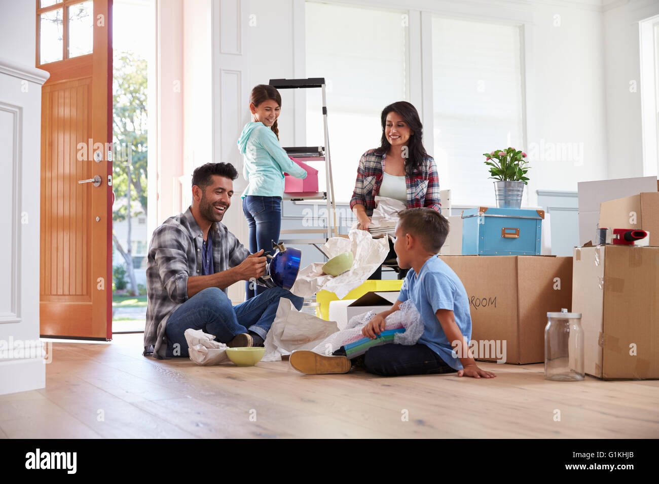 Spanische Familie Umzug in neues Zuhause Stockfoto