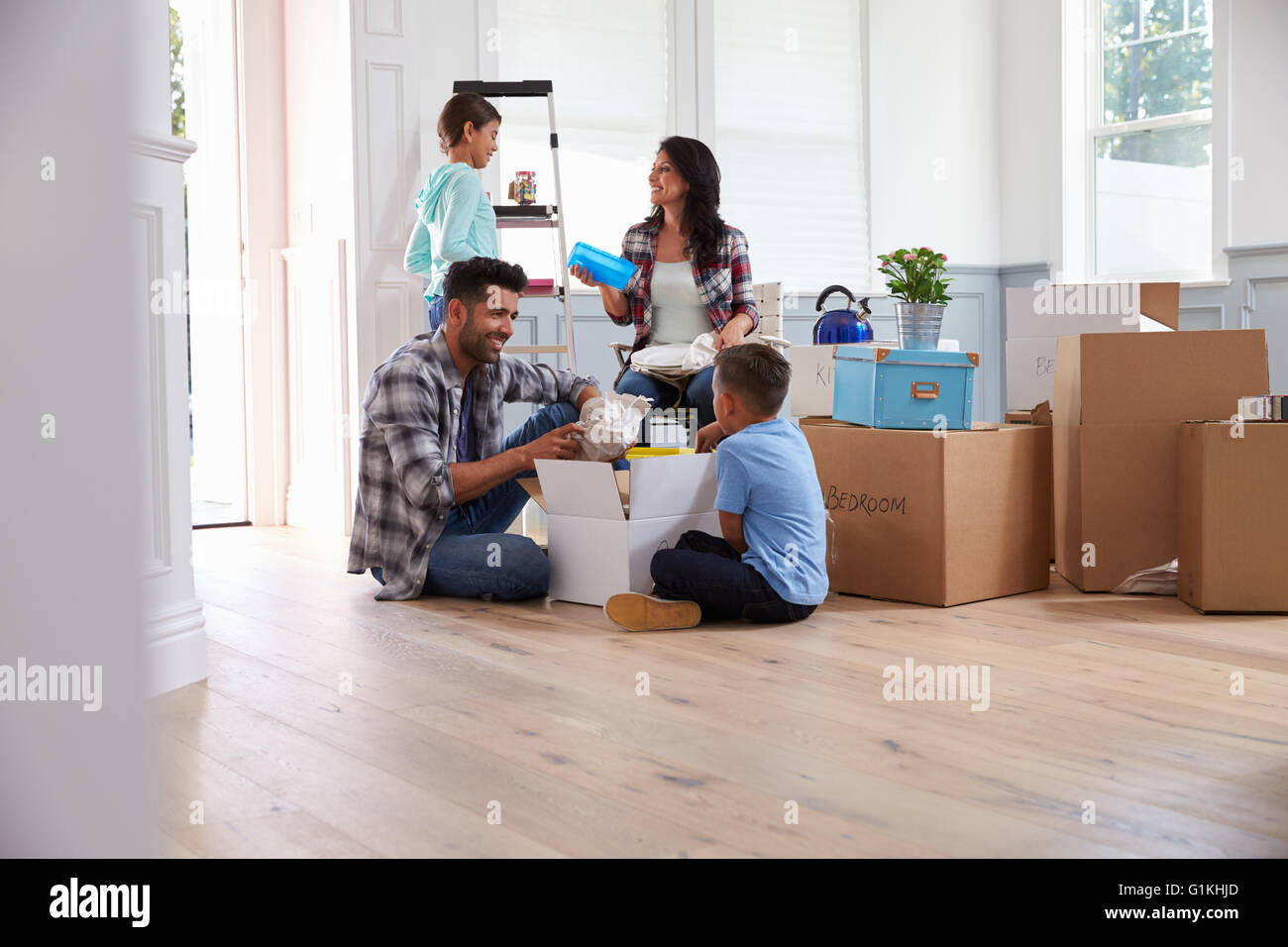 Spanische Familie Umzug in neues Zuhause Stockfoto